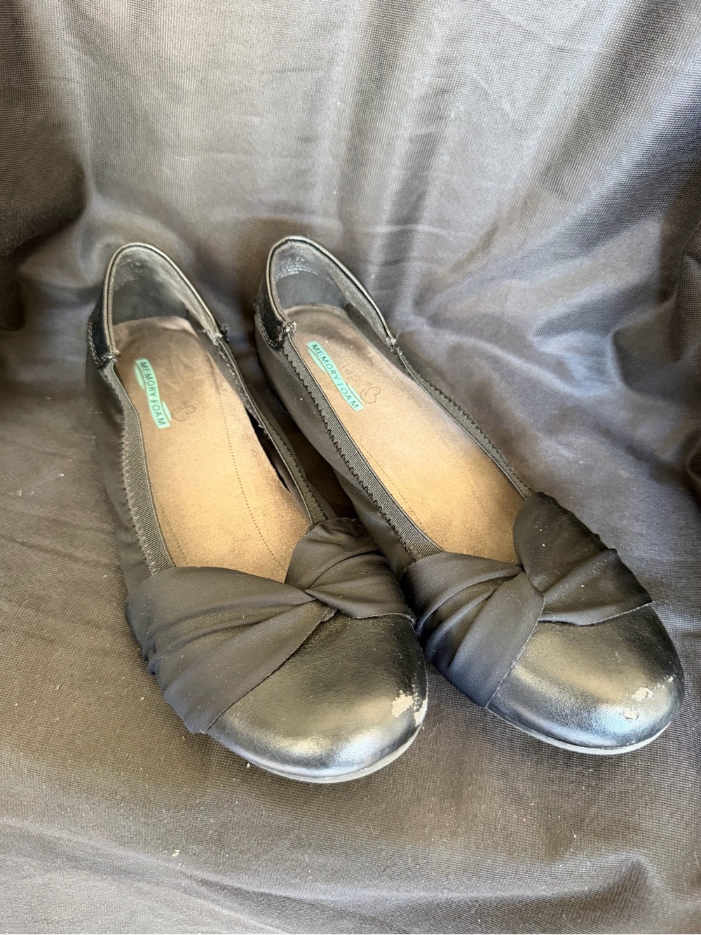 Baretraps Comfort Plus Black Knot-Front Women's Flats Size 7